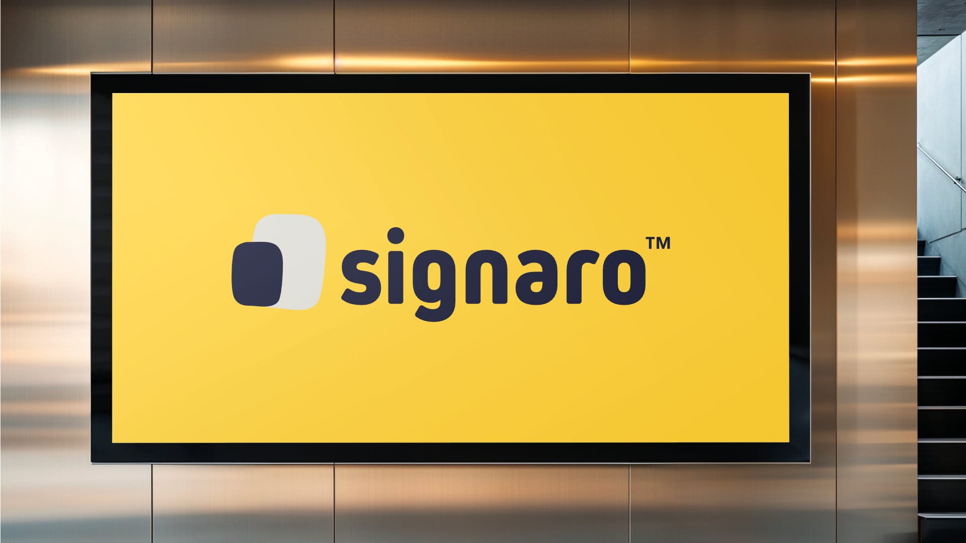 Signaro - Unsere neue Digital Signage Marke 1 Leuchtendes Signaro-Logo auf gelbem Hintergrund